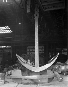 821167 Afbeelding van een anker in één van de productiehallen van de N.V. Nederlandse Staalfabrieken DEMKA (Havenweg 7) ...